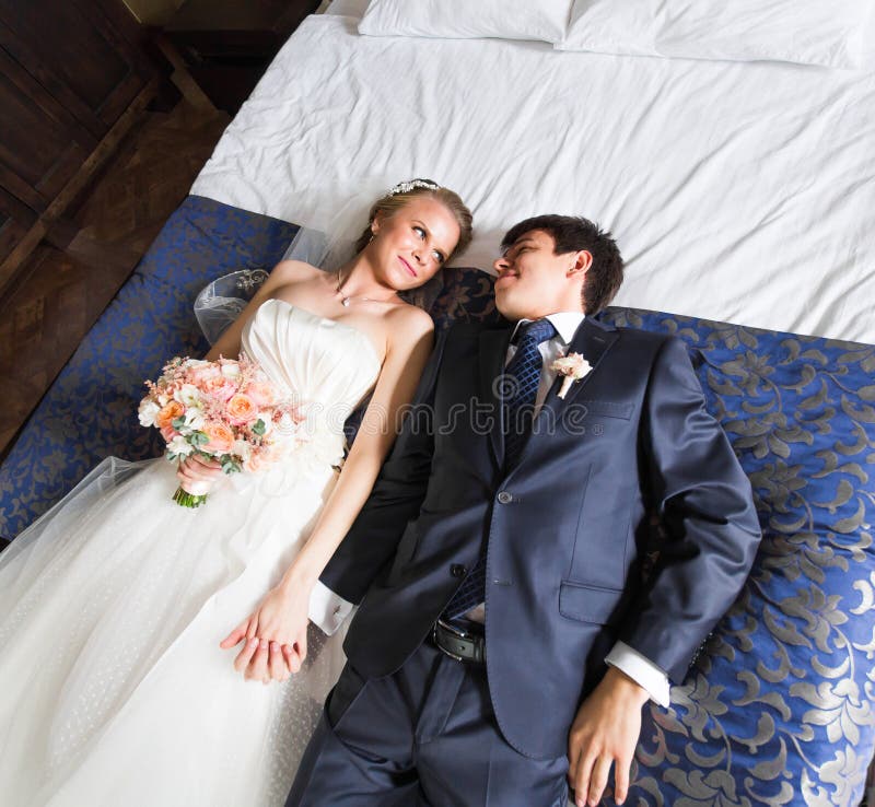 Noivos encantadores em seu quarto imagem de stock Noivos encantadores em seu quarto imagem de stock