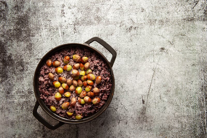 Noix de ginkgo sur riz multigrain délicieux riz chaudron fraîchement cuit.