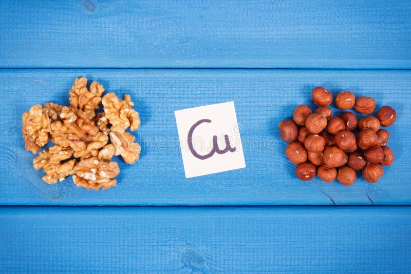 Noix saines et noisettes contenant le cuivre, les minerais et la fibre alimentaire, concept sain de nutrition photo stock Noix saines et noisettes contenant le cuivre, les minerais et la fibre alimentaire, concept sain de nutrition photo stock