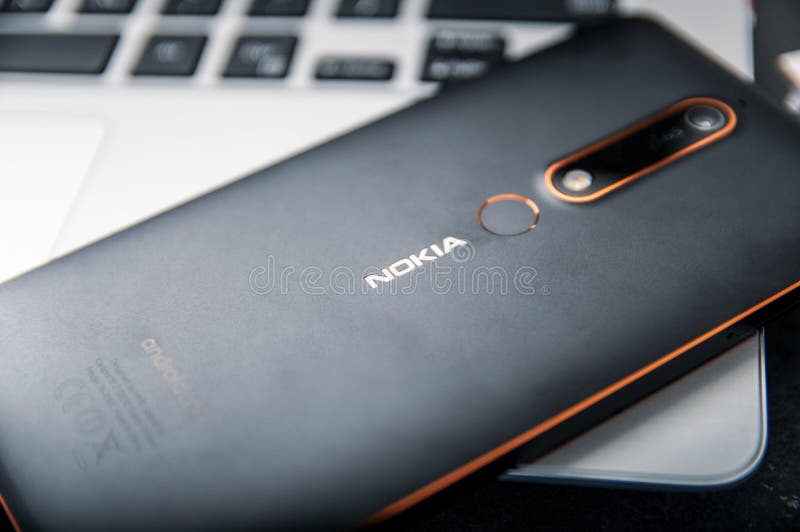 Nokia 6 1 smartphone kłama na laptopie fotografia stock Nokia 6 1 smartphone kłama na laptopie fotografia stock