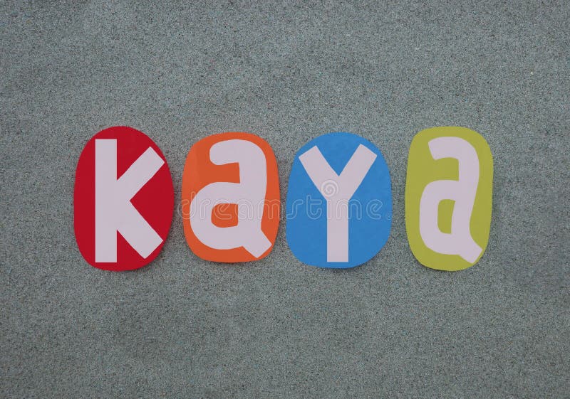 Nom féminin Kaya composé de lettres en pierre multicolore sur sable vert illustration stock