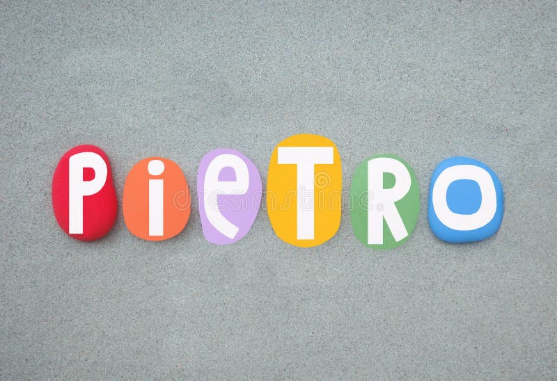 Nom masculin Pietro composé de lettres en pierre multicolore sur sable vert illustration stock