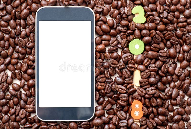 Nombre 2018 à l'arrière-plan de grains de café et téléphone intelligent sur le le images libres de droits Nombre 2018 à l'arrière-plan de grains de café et téléphone intelligent sur le le images libres de droits