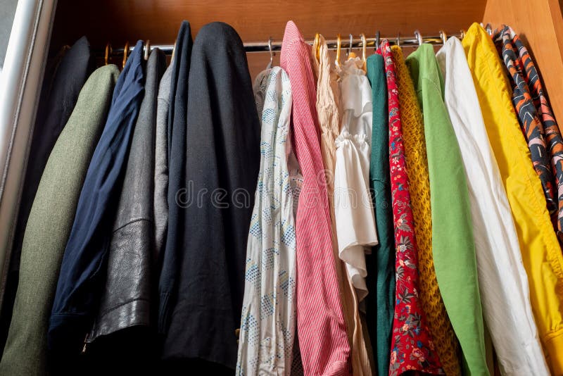 Nombreux Vêtements Aux Couleurs Vives Sur Les Cintres Image stock