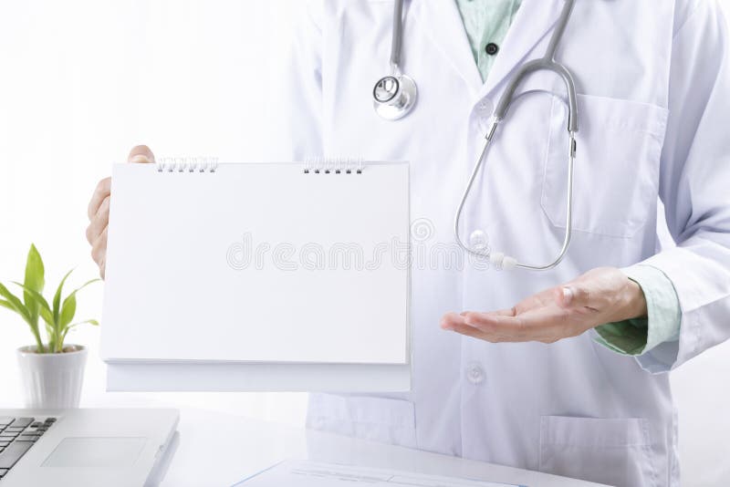 Nomeação do calendário da terra arrendada da mão do doutor para o paciente cuidados médicos do planejador do conceito fotos de stock Nomeação do calendário da terra arrendada da mão do doutor para o paciente cuidados médicos do planejador do conceito fotos de stock