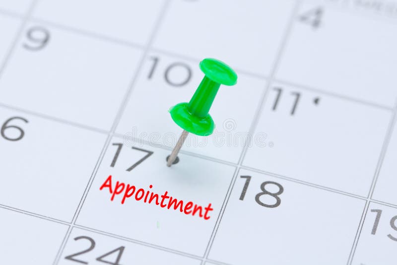Nomeação escrita em um calendário com um pino verde do impulso ao remin fotografia de stock Nomeação escrita em um calendário com um pino verde do impulso ao remin fotografia de stock