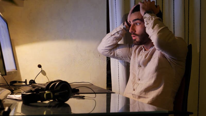 Ανησυχημένη συνεδρίαση εργαζομένων στο γραφείο στο σπίτι στοκ εικόνα με δικαίωμα ελεύθερης χρήσης