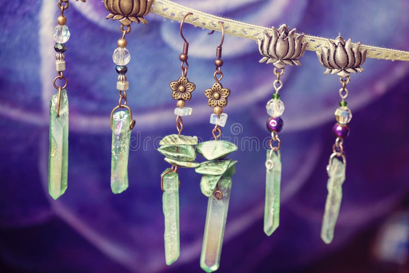 Φυσικά σκουλαρίκια χαλαζία κρυστάλλου στοκ εικόνα με δικαίωμα ελεύθερης χρήσης