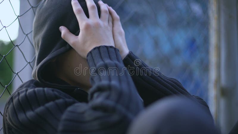 Έφηβος που κλαίει, σχολικός εκφοβισμός, δυσλειτουργική οικογένεια, μοναξιά κατάθλιψη φιλμ μικρού μήκους