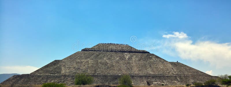 特奥蒂瓦坎金字塔在一天空蔚蓝天 库存图片