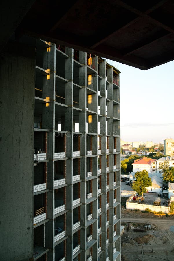 Πολυώροφο κτίριο υπό κατασκευή νέο συγκρότημα κατοικιών Νέο κτίριο κατοικίας στοκ φωτογραφία με δικαίωμα ελεύθερης χρήσης
