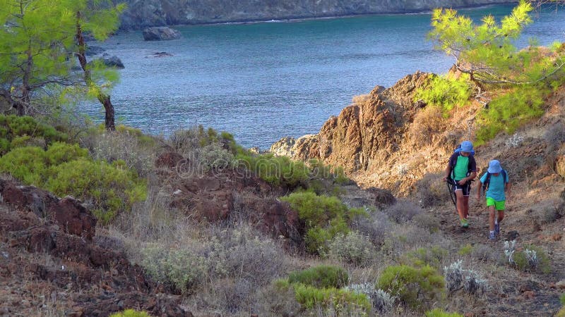 Παιδιά με σακίδια που ταξιδεύουν με σακίδια στο βουνό απόθεμα βίντεο