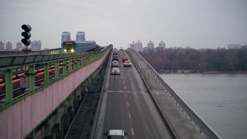 Голубой поезд прибыл на станцию метро наехал на мосту через широкую реку Днепр в Киев сток-видео
