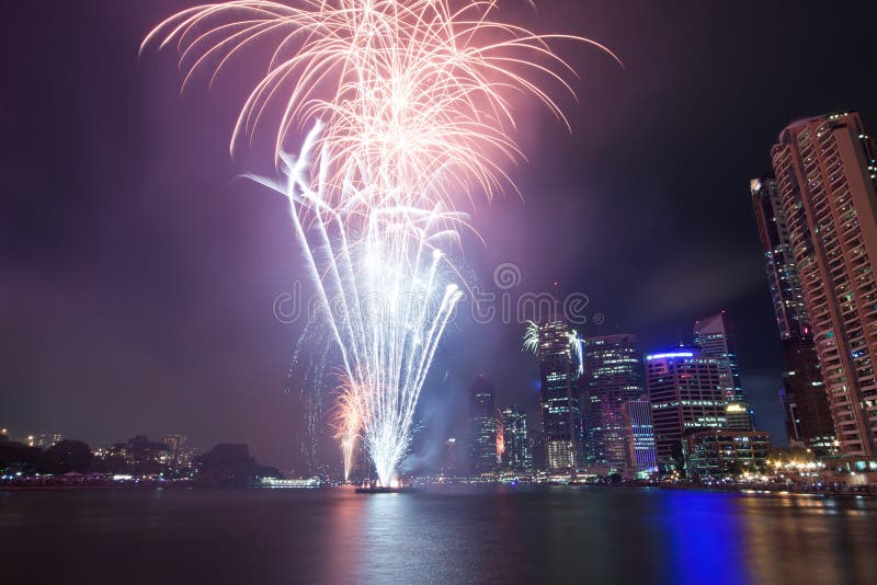 河边的城市烟花 免版税库存图片