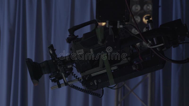 κάμερα σε τηλεοπτικό στούντιο κατά την τηλεοπτική εγγραφή φιλμ μικρού μήκους