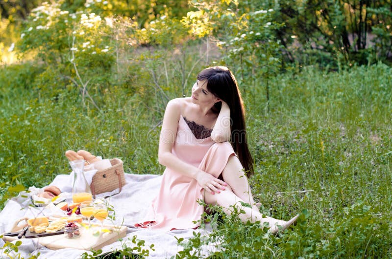 νεαρή γυναίκα στο πάρκο έξω την ηλιόλουστη μέρα στοκ φωτογραφίες με δικαίωμα ελεύθερης χρήσης