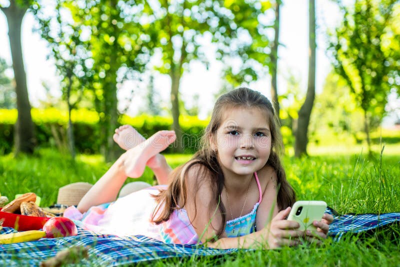 Οι κομψές γιορτές ξεκινούν μαζί μας Μικρό παιδί χαλαρώνει με πράσινο γρασίδι Θερινές διακοπές Προορισμός διακοπών Παθητικό εξωτερ στοκ εικόνα με δικαίωμα ελεύθερης χρήσης