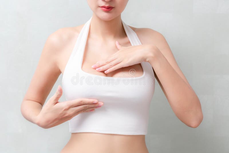 흰색 탱크탑을 입은 여성이 가슴을 검사하고 있습니다. 유방암 인식 개념 스톡 이미지들