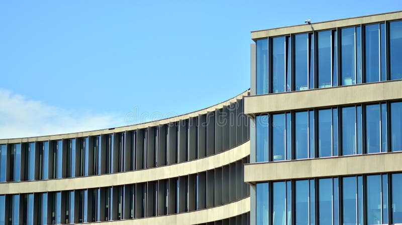 αφηρημένο κλείσιμο της πρόσοψης της γλασκαδώρας ενός μοντέρνου κτιρίου καλυμμένου με ανακλαστικό γυαλί. στοκ εικόνες