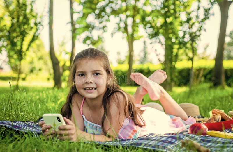 οι κομψές διακοπές ξεκινούν από εμάς. μικρό παιδί χαλαρώνει πράσινο γρασίδι. θερινές διακοπές. προορισμός διακοπών. παθητικό εξωτε στοκ εικόνα με δικαίωμα ελεύθερης χρήσης
