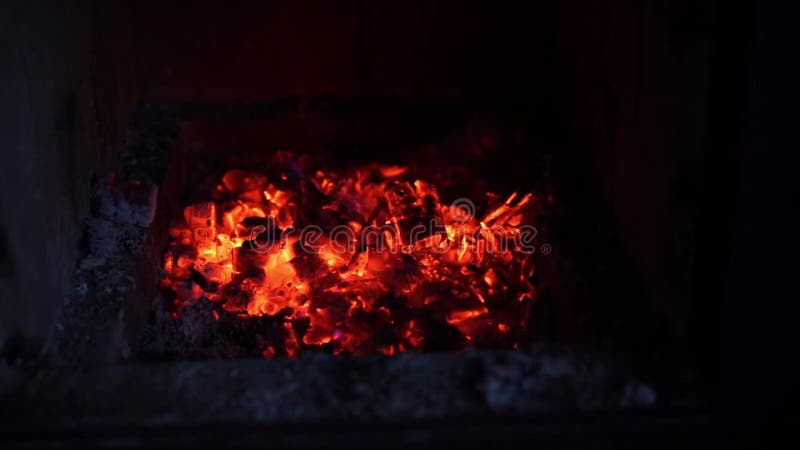 νοστιμότατο σπιτικό λαρδί απλωμένο με λαχανικά ψωμί και σπρέι σε ξύλινο τραπέζι. μαγείρεμα κρέας στο σπίτι απόθεμα βίντεο