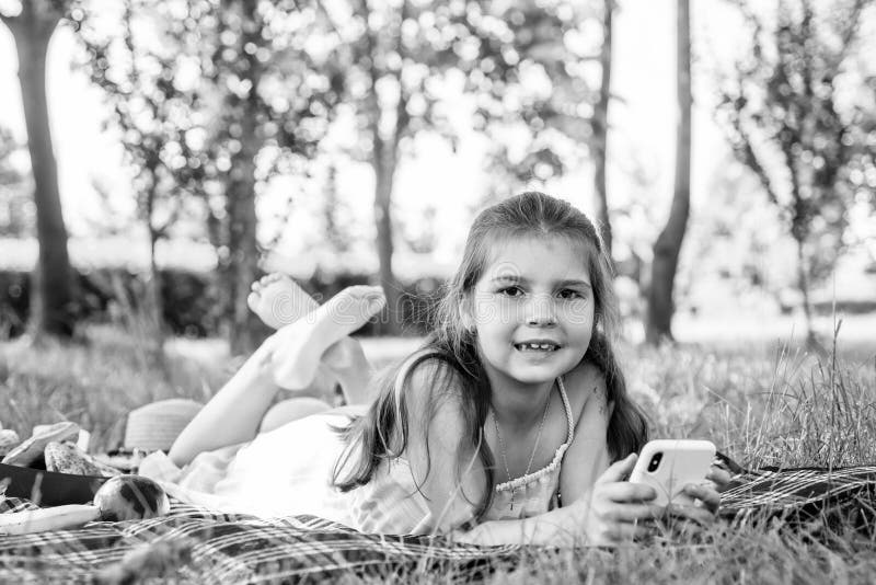 οι κομψές διακοπές ξεκινούν από εμάς. μικρό παιδί χαλαρώνει πράσινο γρασίδι. θερινές διακοπές. προορισμός διακοπών. παθητικό εξωτε στοκ εικόνες