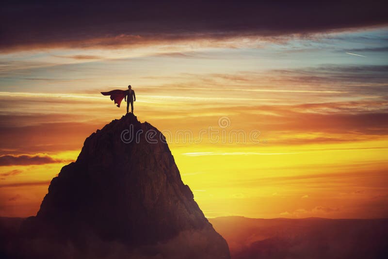 商业人士超级英雄概念场景。 坚定的英雄，身披红色斗篷，勇敢地站在山峰上。 商业领导力 库存图片