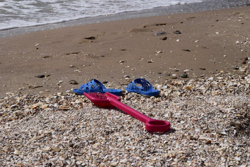 φόντο παραλίας με φλιτζάνι και πλαστικό φτυάρι. στοκ φωτογραφία με δικαίωμα ελεύθερης χρήσης