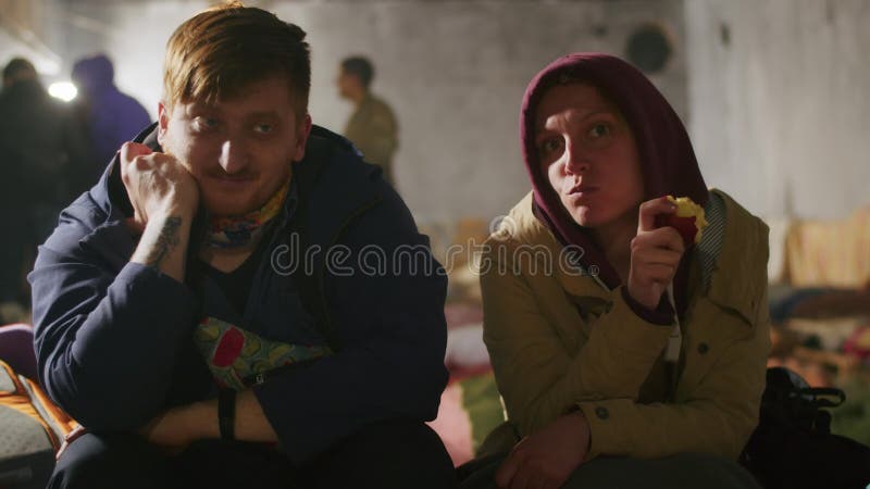Кривой. собрание людей в бомбоубежище. война между русской и украинской. видеоматериал