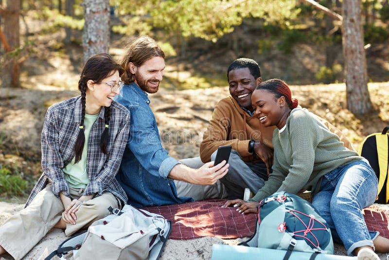 φίλοι που βλέπουν αστείο βίντεο στο πικ στοκ φωτογραφία