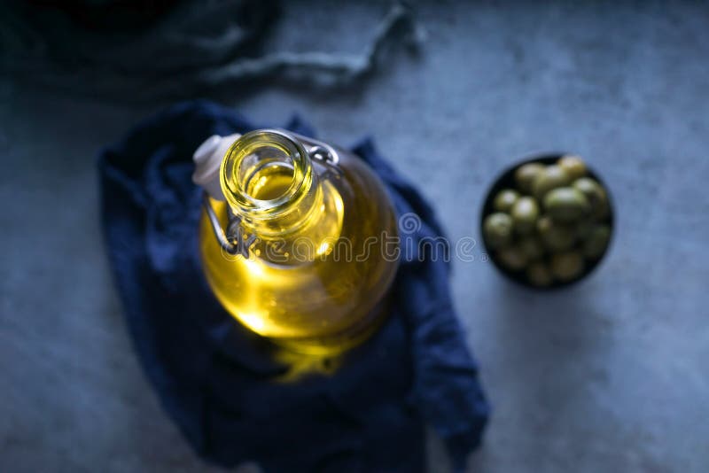 一杯橄榄油的顶端景色 免版税库存图片