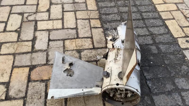 сбиты ракеты на выставке уничтоженной военной техникой в центре города во время войны акции видеоматериалы