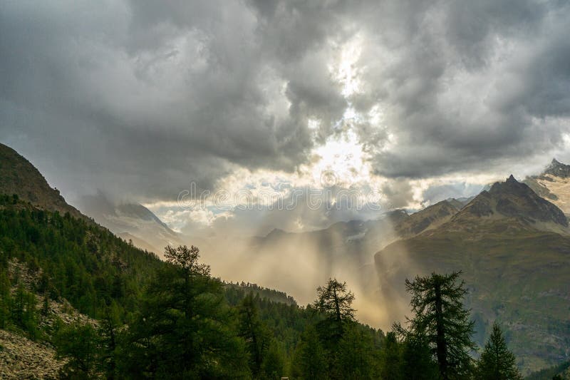 солнечные лучи в лоскутах стоковая фотография