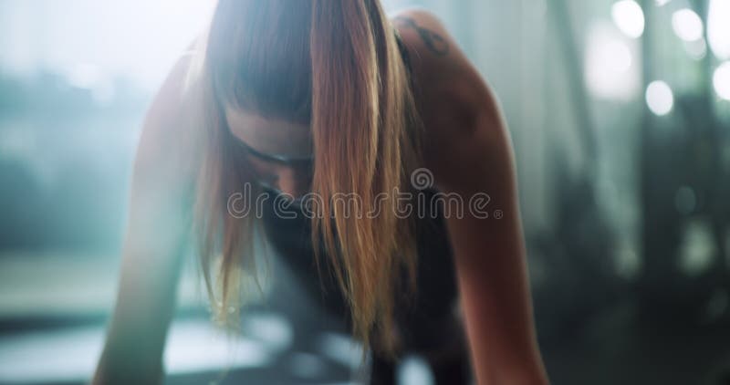 γυμναστική γυναικών και σχεδιασμός σε ασκήσεις ποδιών ή ασκήσεις καρδιάς στο δάπεδο για αντοχή στο γυμναστήριο. ενεργό θηλυκό απόθεμα βίντεο