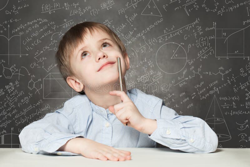 聪明思维的学童在黑板背景肖像中. 回到学校概念 免版税库存照片
