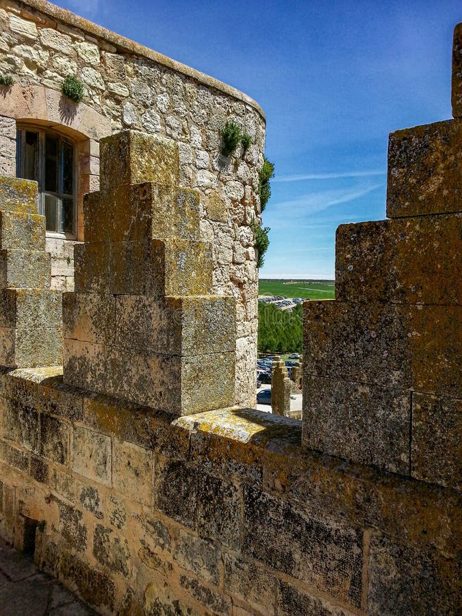 西班牙昆卡省贝尔蒙特城堡的堡垒和城墙 免版税库存图片