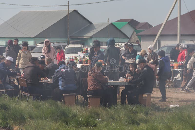 Οι άνθρωποι τρώνε έξω κατά τη διάρκεια του εορτασμού της Πρωτομαγιάς στο Ουράλσκ. . στοκ εικόνα με δικαίωμα ελεύθερης χρήσης