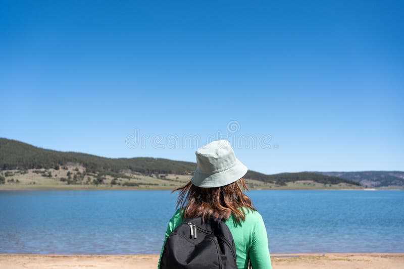 夏日旅行在自然概念中的作用. 游湖自由夏日生态旅游的背包帽女 库存图片