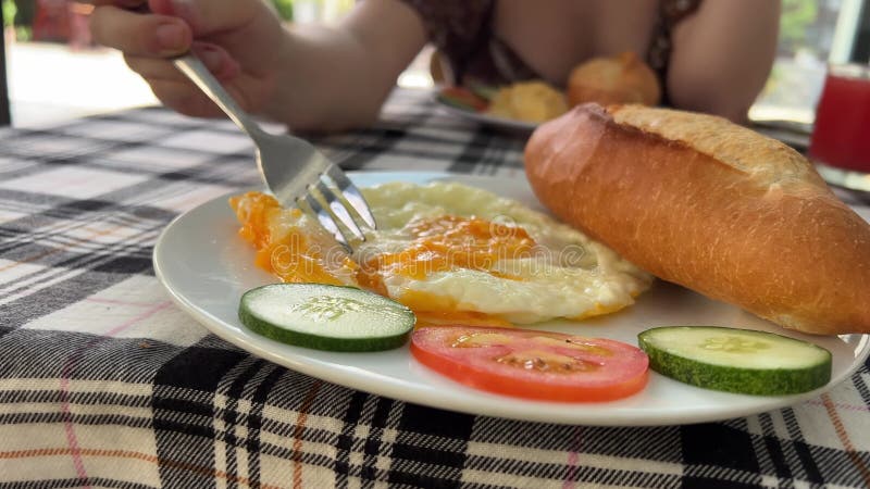 Αυγά πρωινού ψωμί δύο ανοιχτά σάντουιτς μπέικον πρωινού και αυγά στο πιάτο απόθεμα βίντεο