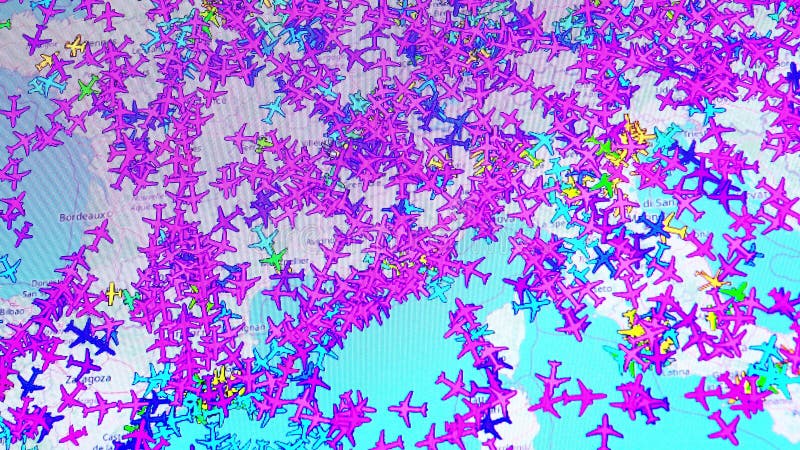 Сотни иконок самолетов, перемещающихся по карте Европы. Динамическая визуализация плотного воздушного движения, загрязнения воздух стоковая фотография