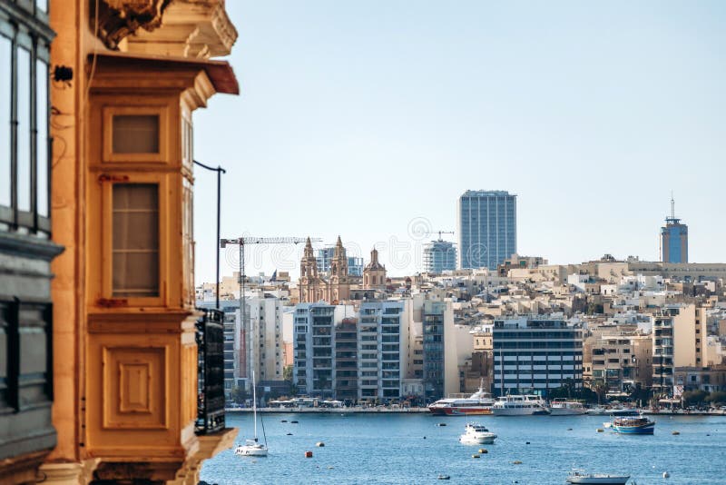 Παραδοσιακά μπαλκόνια της Μάλτας στη Βαλέτα με πανοραμική θέα προς τη Σλιέμα στοκ φωτογραφίες με δικαίωμα ελεύθερης χρήσης