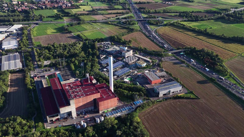 Εγκατάσταση καύσης απορριμμάτων στο Μιλάνο, Ιταλία. Απόβλητα σε ενέργεια. Βιομηχανική εγκατάσταση με καμινάδα. Αεροβιντεοσκόπηση μ απόθεμα βίντεο