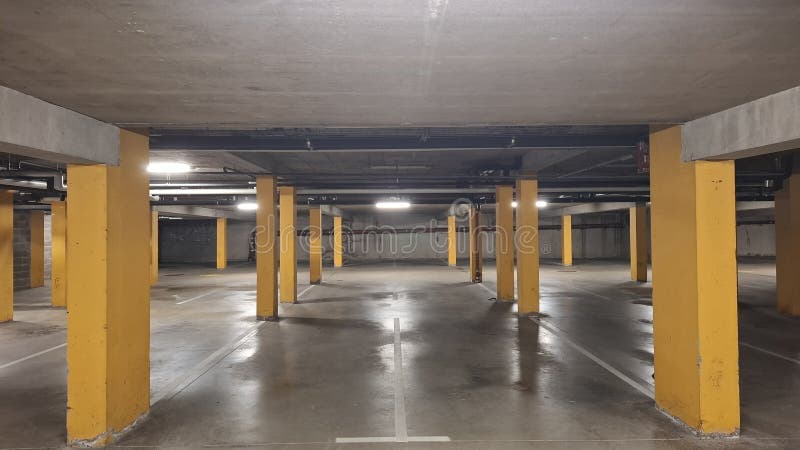 Κενό υπόγειο πάρκινγκ με κίτρινες κολώνες — φόντο κεντρικής προοπτικής στοκ φωτογραφίες με δικαίωμα ελεύθερης χρήσης
