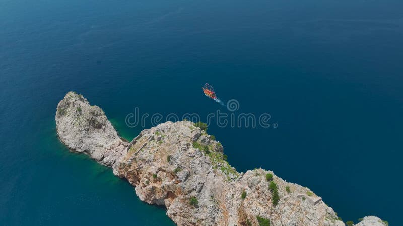Εναέρια βίντεο της βραχώδους ακτής στην Αλάνια φιλμ μικρού μήκους