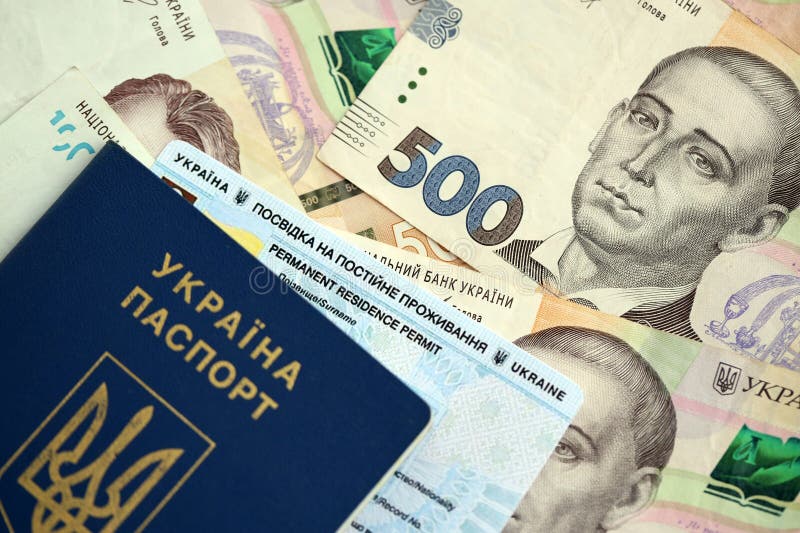 Ουκρανική άδεια διαμονής ή κάρτα μόνιμου κατοίκου με διαβατήριο σε ουκρανικά χρήματα στοκ φωτογραφίες