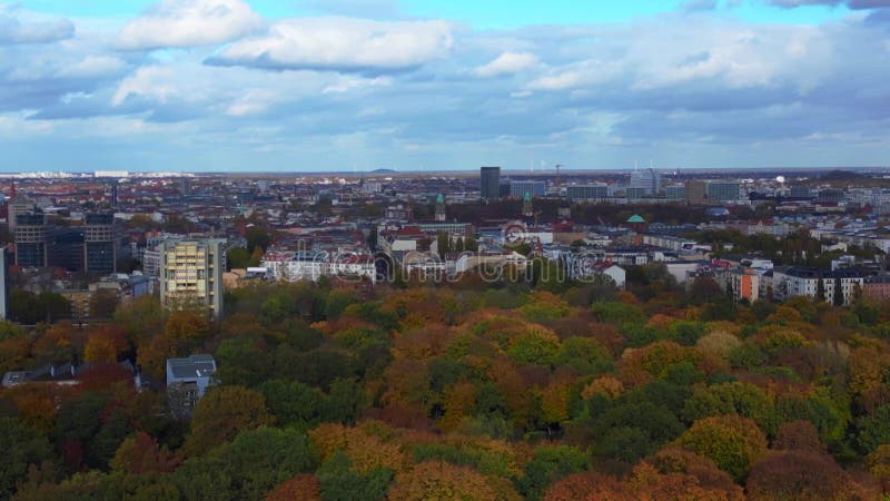 Парк Тиргартен в Берлине в ярких осенних красках. Волшебный вид с воздуха, полет дрона сток-видео