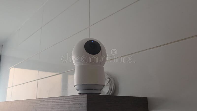 Περιστρεφόμενη κάμερα ασφαλείας καταγράφει το περιβάλλον του δωματίου σε μια έξυπνη οικιακή εγκατάσταση φιλμ μικρού μήκους