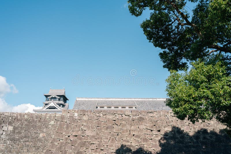 日本熊本城石墙与蓝天 库存图片