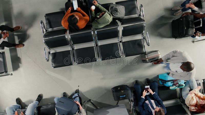 Αναμονή, οπτική από πάνω και άνδρες με γυναίκες σε αίθουσα αναμονής αεροδρομίου φιλμ μικρού μήκους
