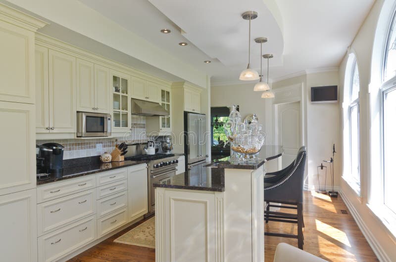 Μοντέρνα, σύγχρονη λευκή κουζίνα στοκ εικόνα με δικαίωμα ελεύθερης χρήσης